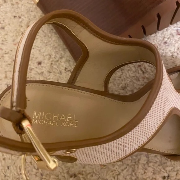 MICHAEL MICHAEL KORS PLATFORMS SIZE 7🎉 - Picture 9 of 12